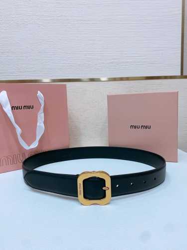特 -Miumiu缪缪 这款皮革腰带是提升别致造型品味的理想之选。醒目的刻字五金徽标搭配方型针扣，手感柔软细腻的小牛皮。非常时尚百搭 专柜新款 宽:3.4Cm