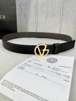 宽度4.0Cm Versace 范思哲 此款两面用皮革腰带的搭扣饰有品牌标志性的金 银色闪光virtus五金配件。