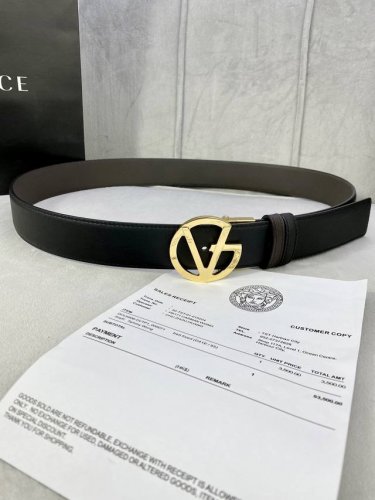 宽度4.0Cm Versace 范思哲 此款两面用皮革腰带的搭扣饰有品牌标志性的金 银色闪光virtus五金配件。