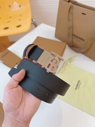 品牌:博柏利 价格:特 尺寸:带宽34Mm 正品尺寸 五金材质:专柜精品扣，真空电镀，工艺精细 带身材质:天然头层牛皮.质感十足