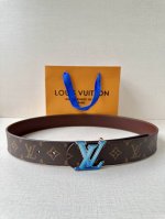 4.0宽 Lv Dimension 双面腰带将创意传承与华美街头风范共冶一炉，彰显创意总监 Pharrell Williams 的时尚远见。Monogram 帆