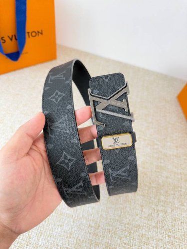 品名： Lv..路易..威登腰带皮带原单 型号：挂扣，经典纯钢材质挂扣，头层牛皮，图片实物拍摄 材料：头层牛皮，挂扣系列，纯钢材质扣头，钯镀电镀工艺永不掉色。原