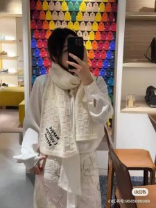 Damier Snug 围巾以绵羊毛针织呈现立体肌理，为 pharrell Williams 创作的格纹浸染雅致色调。Marque L.Vuitton Dépo
