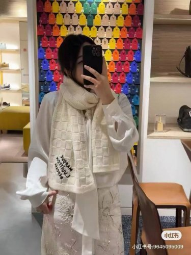 Damier Snug 围巾以绵羊毛针织呈现立体肌理，为 pharrell Williams 创作的格纹浸染雅致色调。Marque L.Vuitton Dépo