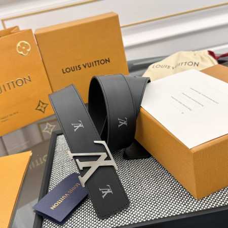 本款 Lv Initiales Blason 40 毫米双面腰带诠释创意总监 Pharrell Williams 对品牌传统与摩登风尚的热忱。柔软皮革外层点缀的 - 点击图像关闭