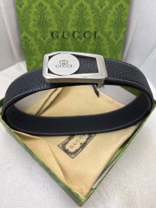 古驰：原单头层牛皮荔枝纹面，内衬头层牛皮压横条纹底．搭配原单扣．此款腰带双面采用意大利原定厂制进口牛皮带身 ，对专版柜足宽4.0宽