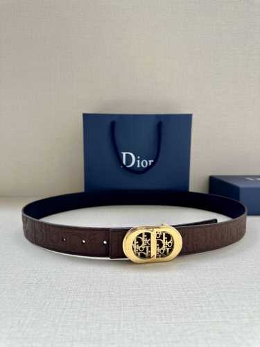 宽度3.5Cm 这款金属覆层不锈钢腰带扣展示 Cd Icon 标志和 Oblique Cosmo 图案，致敬 Dior 的经典图案。可与各式 35 毫米腰带搭配