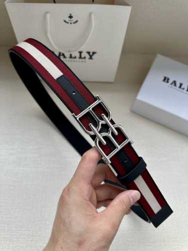 特 这款 B Buckle 腰带以合成织物制成，采用双面设计，反面并饰有 Bally Stripe 细节