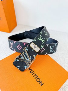 品名： Lv..路易..威登腰带皮带原单 型号：挂扣，经典纯钢材质挂扣，头层牛皮，图片实物拍摄 材料：头层牛皮，挂扣系列，纯钢材质扣头，钯镀电镀工艺永不掉色。原