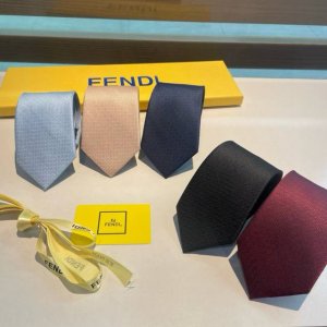 新 男士芬迪爆款领带，稀有展现精湛手工与时尚优雅的理想选择，这款采用F家最具标志性的Ff字母制成的丝质领带，以同色调手法演绎的更显雅致风范。让男士可以充分展示自