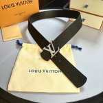 L0Uis Vuitt0N 專櫃最新升級版本 寬度40Mm 原廠荔枝紋面壓刻有花型圖案效果 進口柔軟小牛皮底 半圓形設計工藝 搭配新型字母搭扣 百搭易襯！