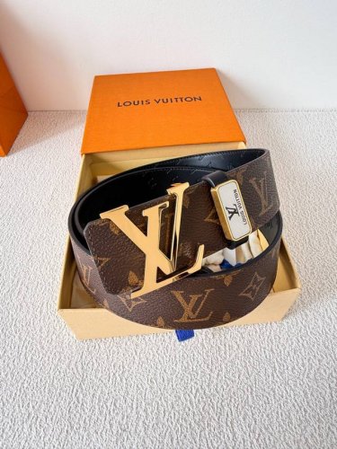 品名 Lv..路易..威登腰带皮带原单 型号 挂扣 经典纯钢材质挂扣 头层牛皮 图片实物拍摄 材料 头层牛皮 挂扣系列 纯钢材质扣头 钯镀电镀工艺永不掉色 原版