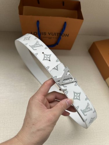 40毫米可逆带可以在两种方式。表带的一侧采用monogram Shadow皮革打造标志性外观，另一侧则采用素色皮革打造低调效果。银色漆包条纹的 扣为这件作品增添