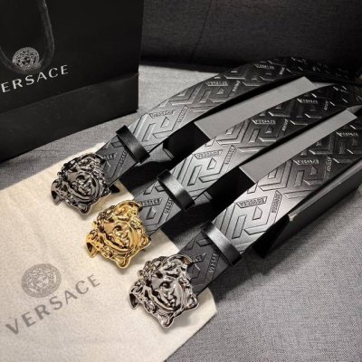 特 范思哲 宽4.0cm 新款 腰带由柔软的Greca压花皮革于意大利精制而成，饰有Medusa搭扣 Medusa搭扣 Greca压花