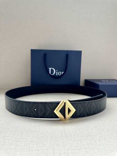 宽度4.0Cm 这款腰带扣采用全新的 Cd Diamond 标志造型，以不锈钢金属覆精心打造。可与各式 40 毫米腰带搭配，打造个性造型。