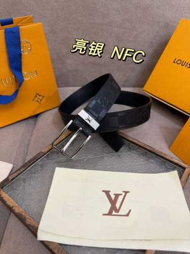 新款 Lv 腰带出自 2025新款进口头层牛皮压格子，展现西部牛仔的灵感启发。双重缝线穿梭于皮革内外两侧，成就多种造型可能，宽度 3.5Cm 内置正品芯片防伪感