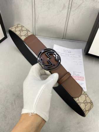 宽度4.0Cm Gucci 这款腰带在早秋系列中惊艳亮相，采用以标志性米色 乌木色组合呈现的品牌双g镂空字母交织图案，与黑色皮革材质相得益彰。双g搭扣采用做旧效 - 点击图像关闭