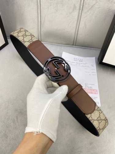 宽度4.0Cm Gucci 这款腰带在早秋系列中惊艳亮相，采用以标志性米色 乌木色组合呈现的品牌双g镂空字母交织图案，与黑色皮革材质相得益彰。双g搭扣采用做旧效