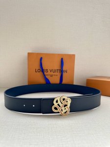 特 4.0宽lv Dynasty 双面腰带亮相于 Rell Williams 男装初秀，以素雅皮革展现两式风尚，尽显品牌精湛匠艺。崭新 Lv Dynasty 搭