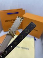 Pretty Lv 路易威登 双面腰带以耀目金属雕琢 Lv Initiales 搭扣和末端的不完整 Monogram 花卉，凝聚工艺淬炼和创意巧思。宽度2.0C