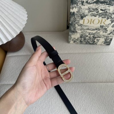 这款Dior带身采用光滑牛皮精心制作，饰以经典的金属Cd扣，密镶以小钻。款式突显腰部曲线，彰显优雅气质，可与牛仔裤、半身裙或连衣裙搭配。