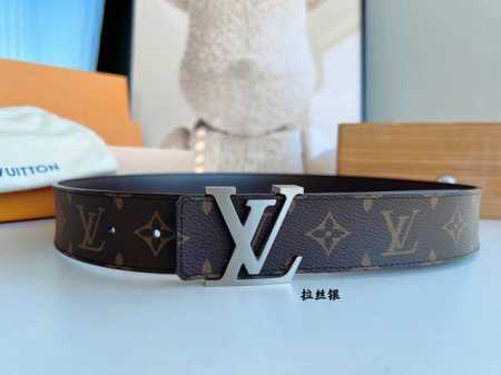 原厂皮 路易威登男士腰带系列超越实用功能，为日常造型增添时尚气息。Monogram帆布.Damier帆布，牛皮革或现代科技材质实现经典设计和潮流新意。40毫米 - 点击图像关闭