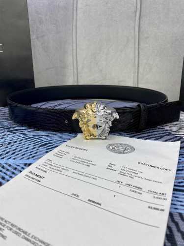 宽度4.0Cm Versace 范思哲 此款柔软的蜥蜴纹皮带饰有金、银双色3D美杜莎腰带扣，可搭配正装或休闲牛仔装。