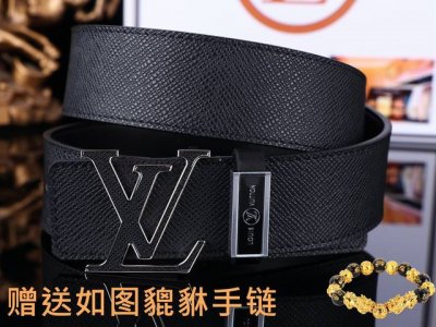 皮带：Lv..路易..原单 腰带：百分百头层牛皮，保证真皮。24K纯钢扣双面可用专柜同等质量， 送人自用首选 包装： 请认准如图专柜包装，赠送打孔器，银联发票，
