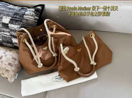 配盒 Size：47*30Cm 大 37*25Cm 小 新款 Prada Mariner 购物袋 装下一整个夏天 干邑色的水手包太好看啦 再生尼龙材质，可活动编 - 点击图像关闭