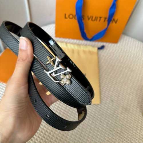 寬：20Mm 驢家新品 Ss特別限定女士腰帶 全新設計搭扣融入字母和水晶花卉字樣 一面光亮小牛皮 另一面啞光小牛皮壓飾有壓紋圖案 雙面用