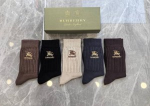 特 配专柜包装 Burberry 巴宝莉 新款羊绒刺绣中长款堆堆袜袜子！一盒五双，专柜同步筒袜袜子，大牌出街，潮人必备超好搭。