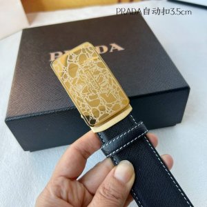 特 品牌： Prada 新款进口小牛皮，手感细腻柔软。搭配纯钢自动精品钢扣，宽度：3.5Cm