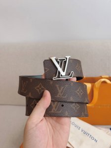 Lv Line 40毫米双面腰带令Monogram Eclipse Reverse帆布和无纹牛皮革各持一面，Lv Line 搭扣展现镂空L字的创意巧思，于昼夜场