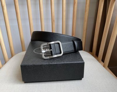 Prada 普拉达 专柜最新款 这款腰带精致低调 优雅摩登 简约时尚的金属带扣配有刻字徽标 勾勒精致细节 是Prada男士成衣系列的理想配饰 宽3.5