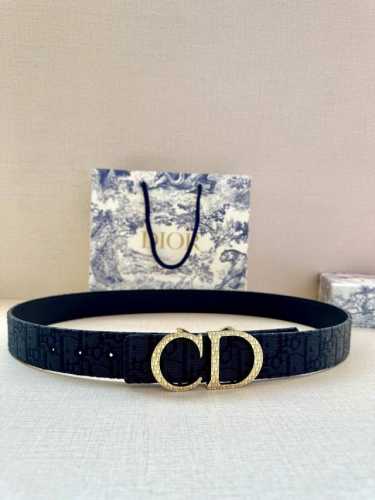 特 宽度3.5 Cm Dior 迪奥两面腰带款式迷人多样，采用多种材质精心打造，为各式廓形增添点睛之笔，彰显优雅醒目的气质。向迪奥钟爱的细节艺术致敬，彰显非凡的