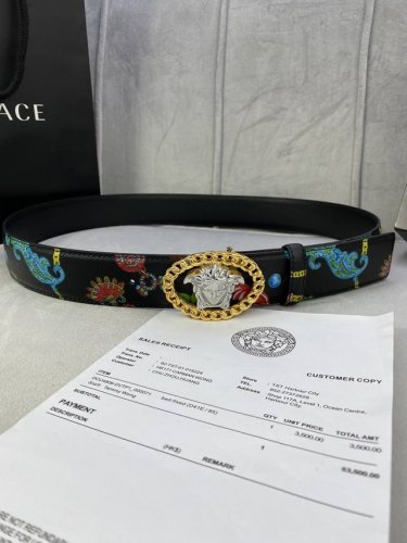 宽度4.0Cm Versace 范思哲 此款Palazzo腰带采用牛皮革面料制作，并饰有Le Pop Classique图案印花和标志性的美杜莎五金配件。