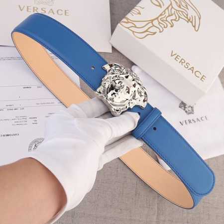 宽度4.0Cm Versace 范思哲 此款柔软的皮带饰彩色3D美杜莎腰带扣，可搭配正装或休闲牛仔装。 - 点击图像关闭