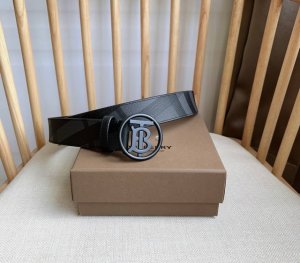 Burberry 巴宝莉专柜同步上新精选London镌刻焕新的品牌微标 扣环饰有抢眼的镀金专属标识图案 宽:3.5Cm 精致优雅 简单大方