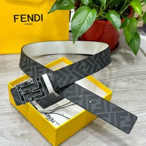 fendi 芬迪 专柜同款 宽4.0Cm 双环正反用腰带 Ff按钉搭扣 白色Cuoio Romano皮革材质 反面面料带有烟草黄和黑色Ff图案 四方金属饰面 时