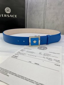宽度4.0Cm Versaec 饭范思哲 此款时尚平纹腰带由柔软的小牛皮革制成，饰有立体美杜莎搭扣。