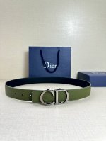 特P170 Dior 这款双面腰带结合典雅气质与摩登风范。双面均采用粒面牛皮革精心制作，一面为黑色，另一面为橄榄绿色、可搭配各式 35 毫米腰带扣，更添精致，打