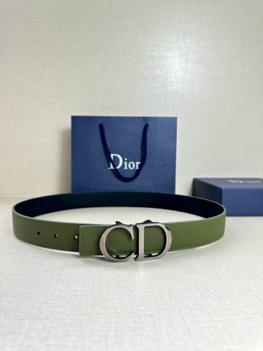 特P170 Dior 这款双面腰带结合典雅气质与摩登风范。双面均采用粒面牛皮革精心制作，一面为黑色，另一面为橄榄绿色、可搭配各式 35 毫米腰带扣，更添精致，打