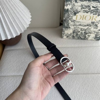 Dior新款腰带，采用精致头层皮制作，手感柔软，舒适细腻，精品珍珠扣，精致优雅，时尚大方。宽2.0Cm