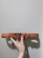 特 Celine 23 中号Triomphe Taurillon皮革腰带 青铜色 Taurillon.中腰，金色饰面金属件、亮面牛皮腰带 咖啡色！Triomph