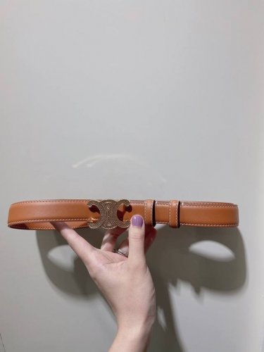 特 Celine 23 中号Triomphe Taurillon皮革腰带 青铜色 Taurillon.中腰，金色饰面金属件、亮面牛皮腰带 咖啡色！Triomph