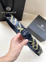 宽度4.0Cm Versace 范思哲 此款Palazzo腰带采用牛皮革面料制作，并饰有Le Pop Classique图案印花和标志性的美杜莎五金配件。