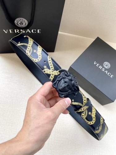 宽度4.0Cm Versace 范思哲 此款Palazzo腰带采用牛皮革面料制作，并饰有Le Pop Classique图案印花和标志性的美杜莎五金配件。