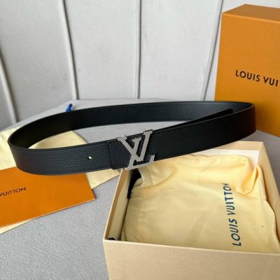 特 寬度：35mm Lv S-Lock系列 精緻的字母搭扣 搭配驢家法國原廠荔枝紋皮料 手感超好 雙面用