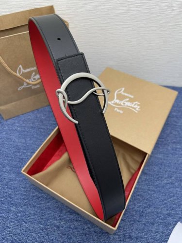 3.8宽Christian 、Louboutin 男士Ricky标志性徽标搭扣黑色腰带红色底，双面牛皮。