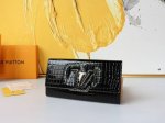 颜色 黑尺寸 20X11M99002 Capucines 钱夹取材雍容鳄鱼皮，流畅线条暗藏充裕空间。翻盖的 Lv 按扣与新古典主义 Capucines 手袋的标